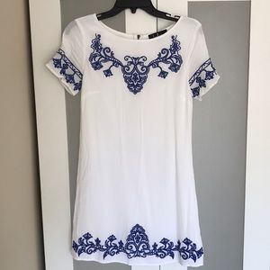 💠Lulu’s white and blue embroidered shift dress